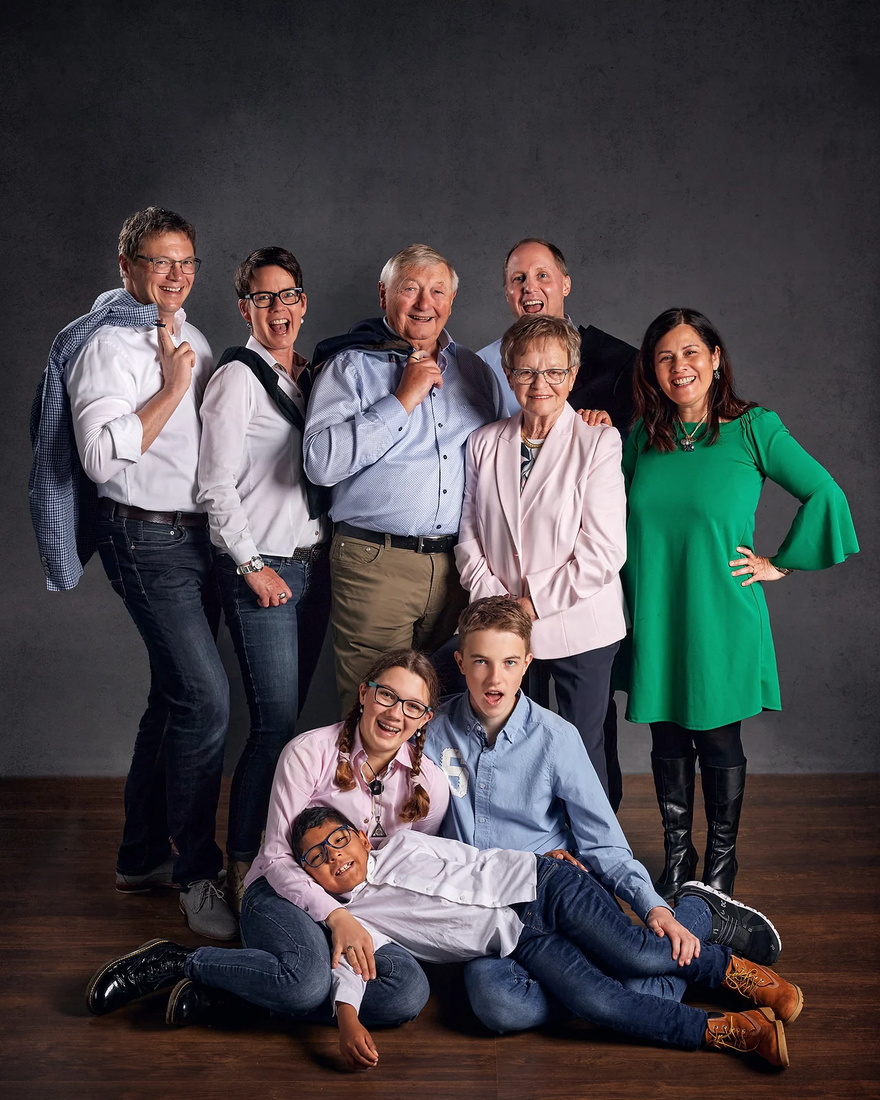 Familienfotoshooting mehrere Generatione-Mehrgeneratinen-Familienfotoshooting-Zentralschweiz-Kinder Eltern Grosseltern